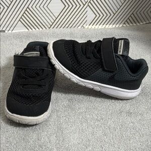 Nike sneakers Black and‎ White tennis shoes  Breathable Mesh size 6 lightweight